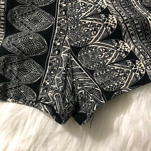 🌻SOLD🌻 Forever 21 black & white printed romper - Picture 3 of 8